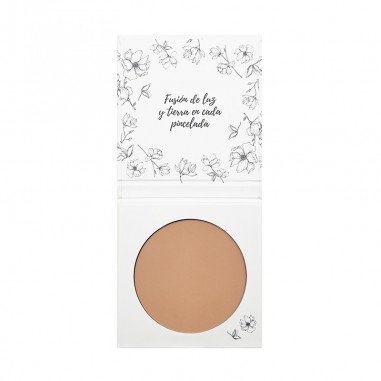 Maquillaje Compacto 03 Terracota La Bisbal de NaturaBIO Cosmetics: Realza la piel oscura con un acabado mate y natural.